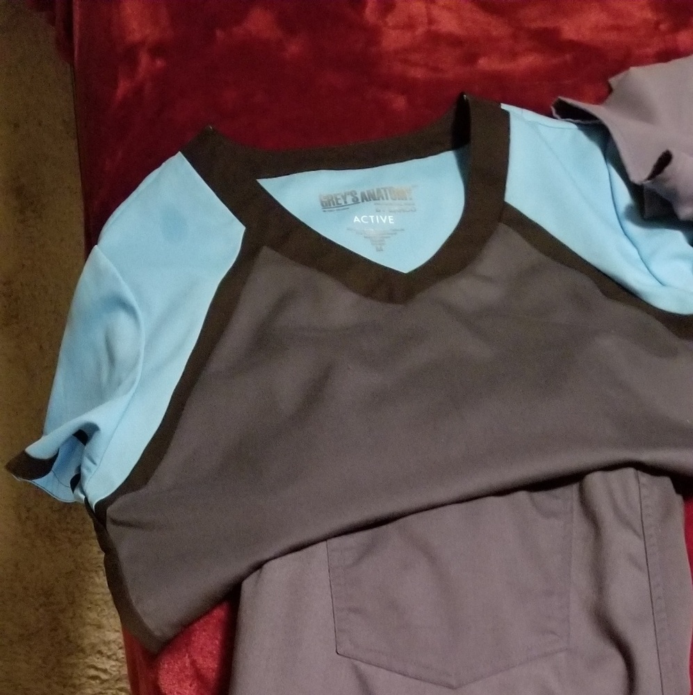 Grey Anatomy scrubs M